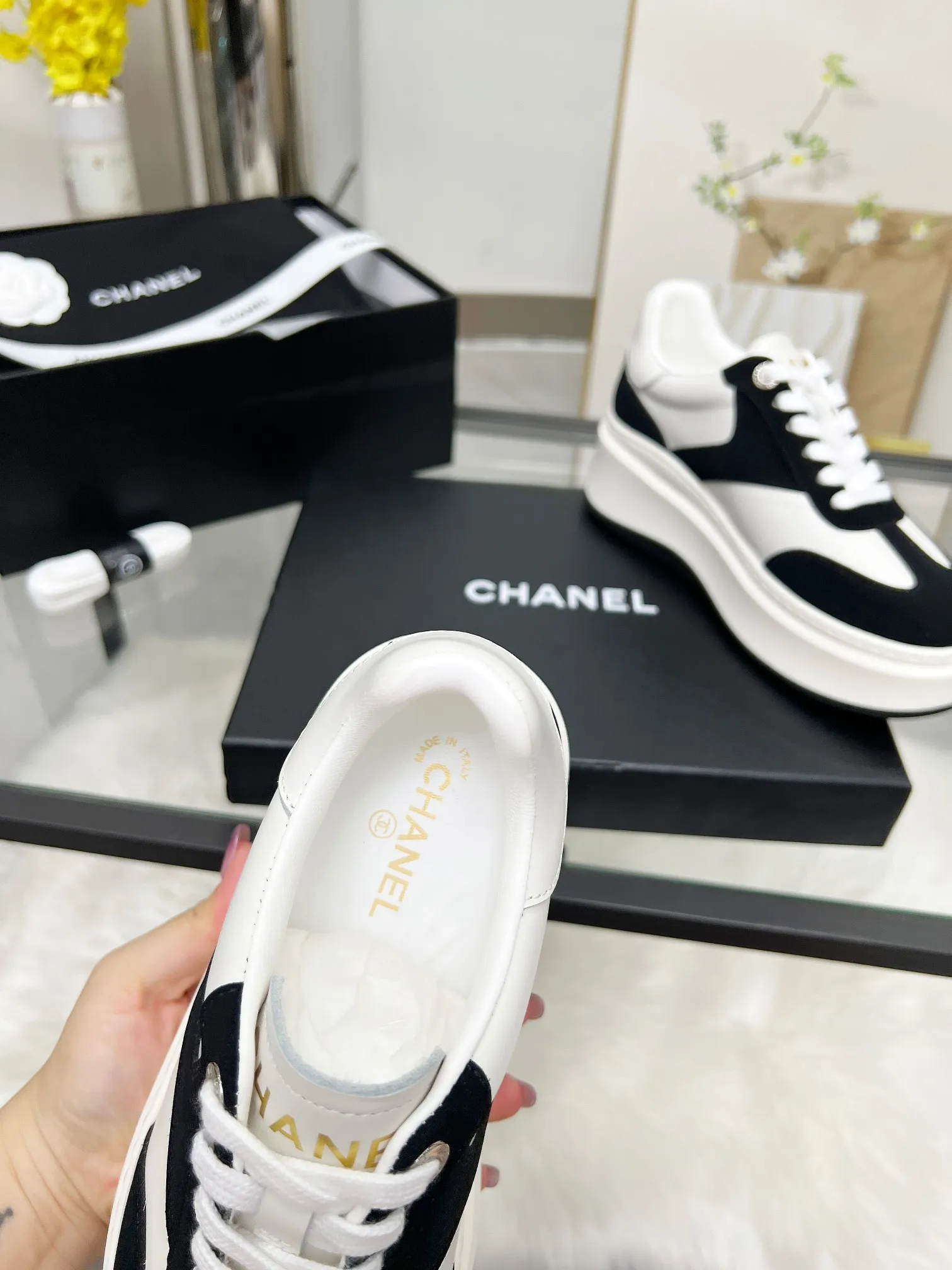 👟👟Ex-factory price 480👟👟 CHANEL 25C spring and summer new sports shoes official website is available at the same time ❤️ Counter out-of-stock kings. Major bloggers are recommending new styles on social days. This season’s new styles are simply eye-catching and look great on the feet. The casual casual sports style is refreshing and natural, interpreting Chanel’s fashionable femininity. The overall customization makes all sports models on the market at that time obsolete. This series is now available for sale! The upper is made of custom imported pebbled calf leather ➕ custom frosted calf leather. The lining is made of original one-to-one professionally customized mesh. Hardware accessories. Original full set of molds (not common in the market). Original custom molded TPU combination outsole. Height 4 cm. Women's size 35-39.